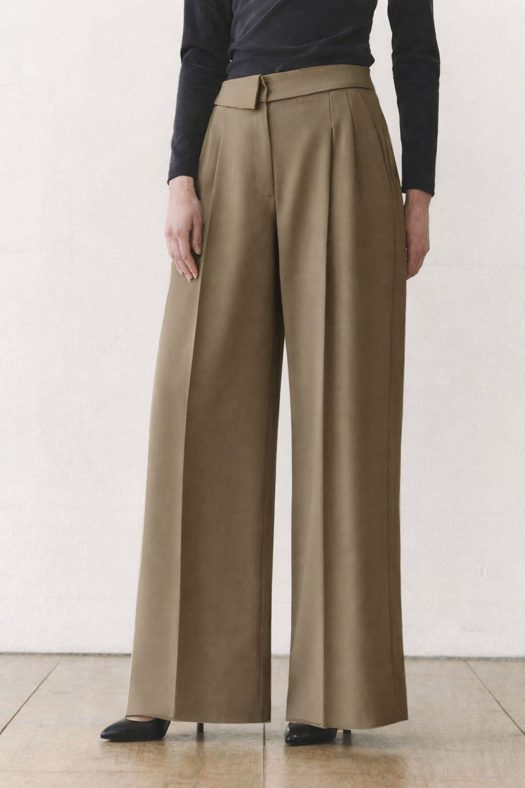 Clean Collar Waist Pleated Trousers