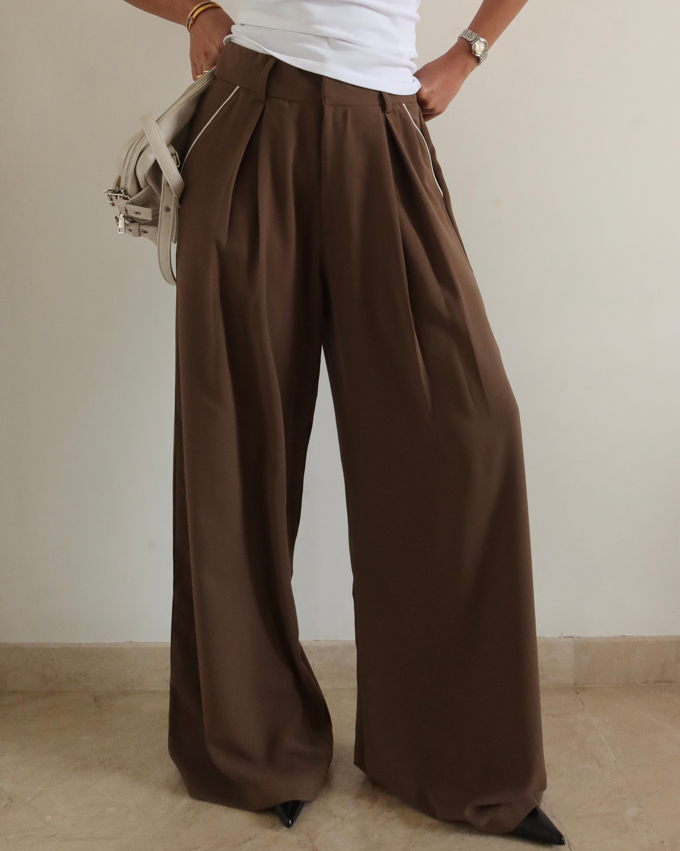 Outline Pleats Pants