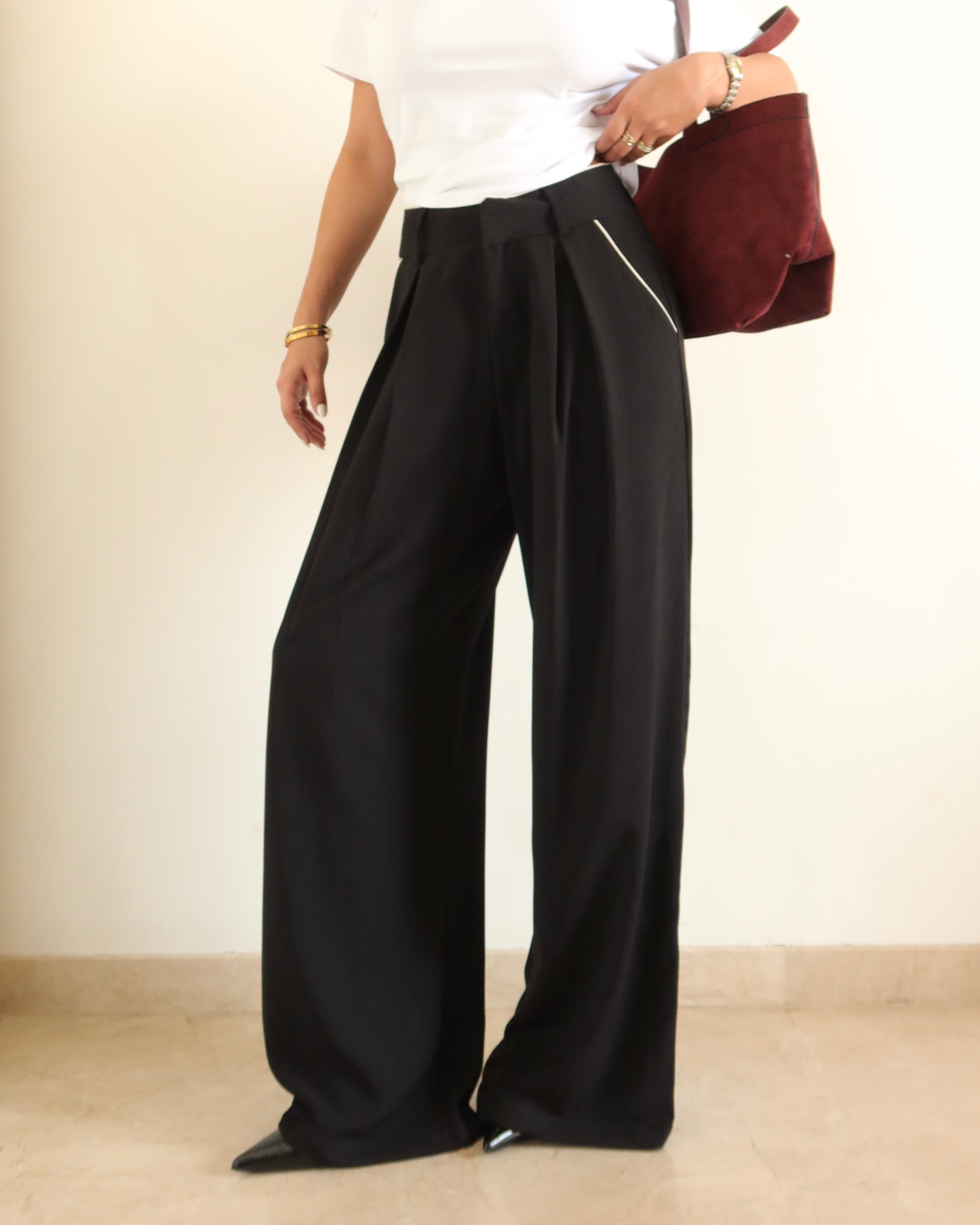 Outline Pleats Pants