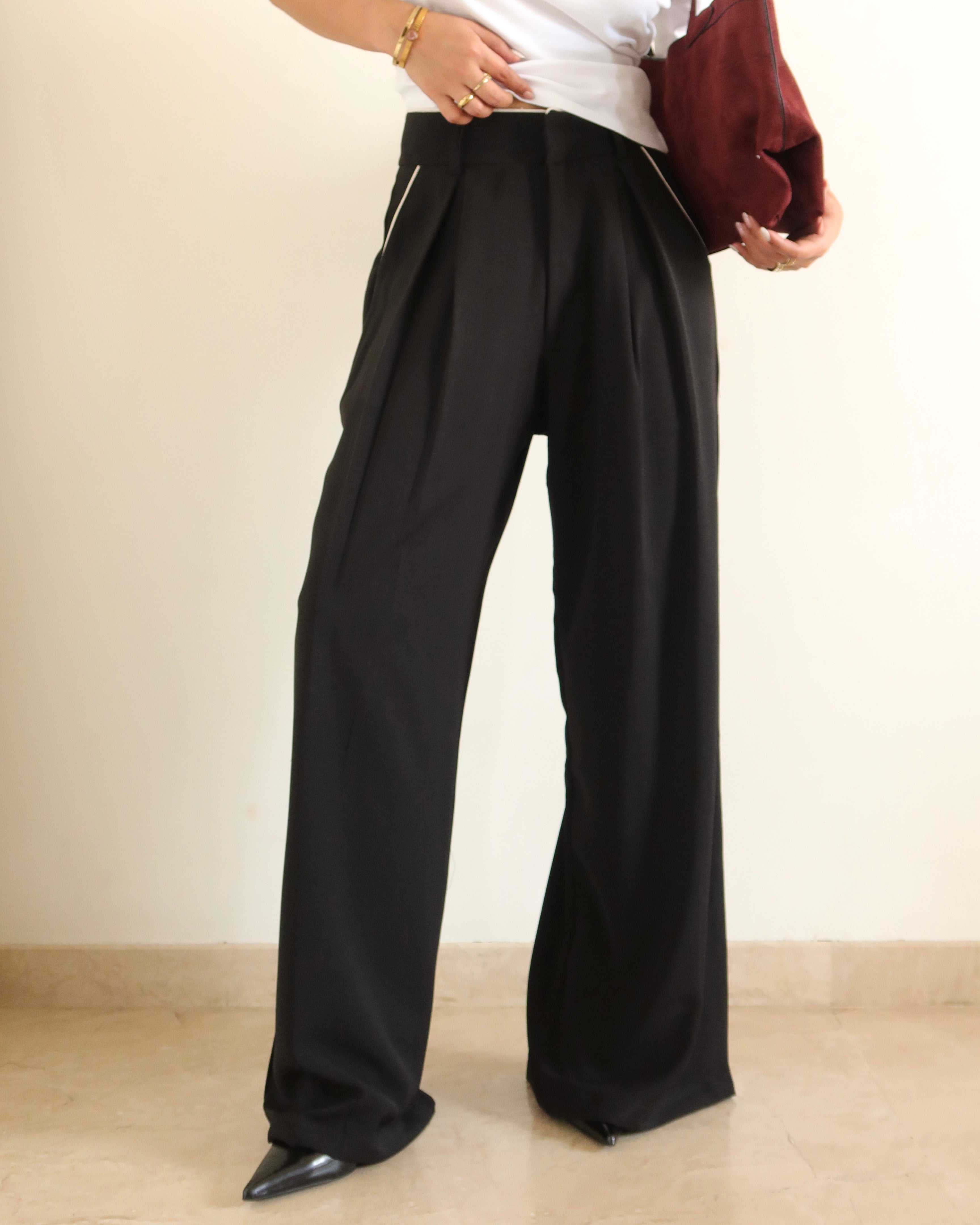 Outline Pleats Pants