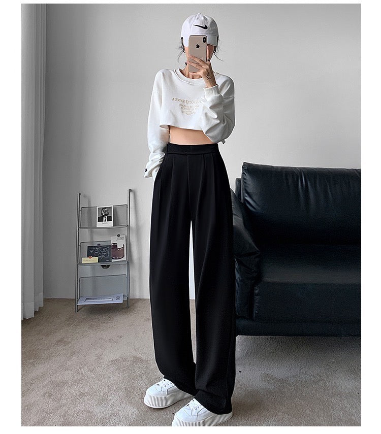 Every Fashion Editor Owns Loose Trousers—Here Are the Best Styles to Buy  Now | Blue trousers outfit, Pants for women, Loose trousers outfit