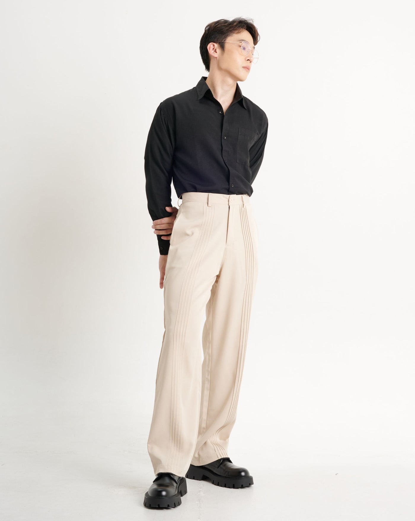 Check styling ideas for「Wide-Fit Pleated Pants」| UNIQLO US